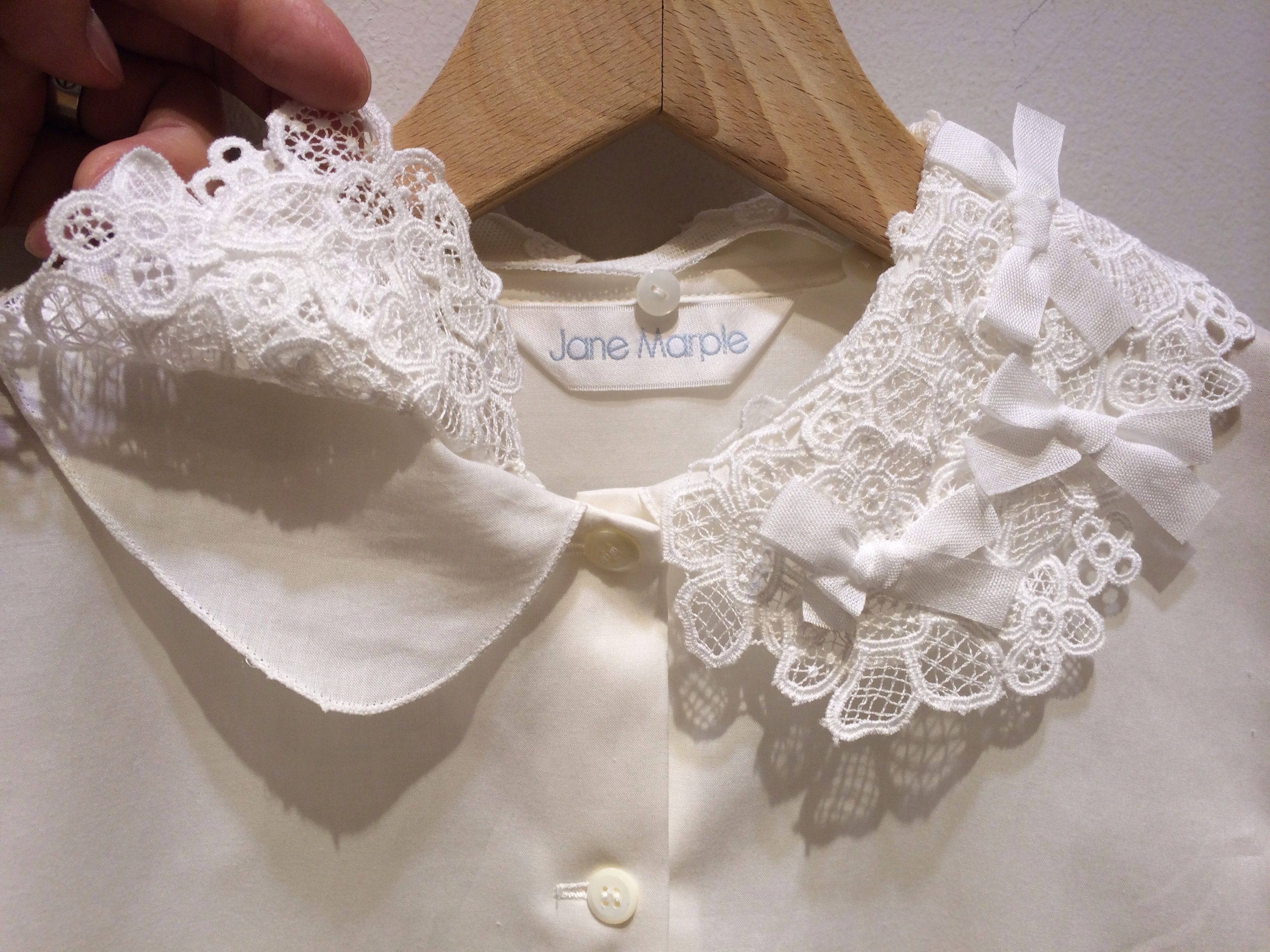 Jane Marple ジェーンマープル フラワーレースとリボンカラーのブラウス