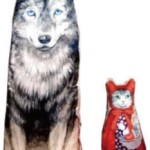 猫頭巾と狼の関係クッション