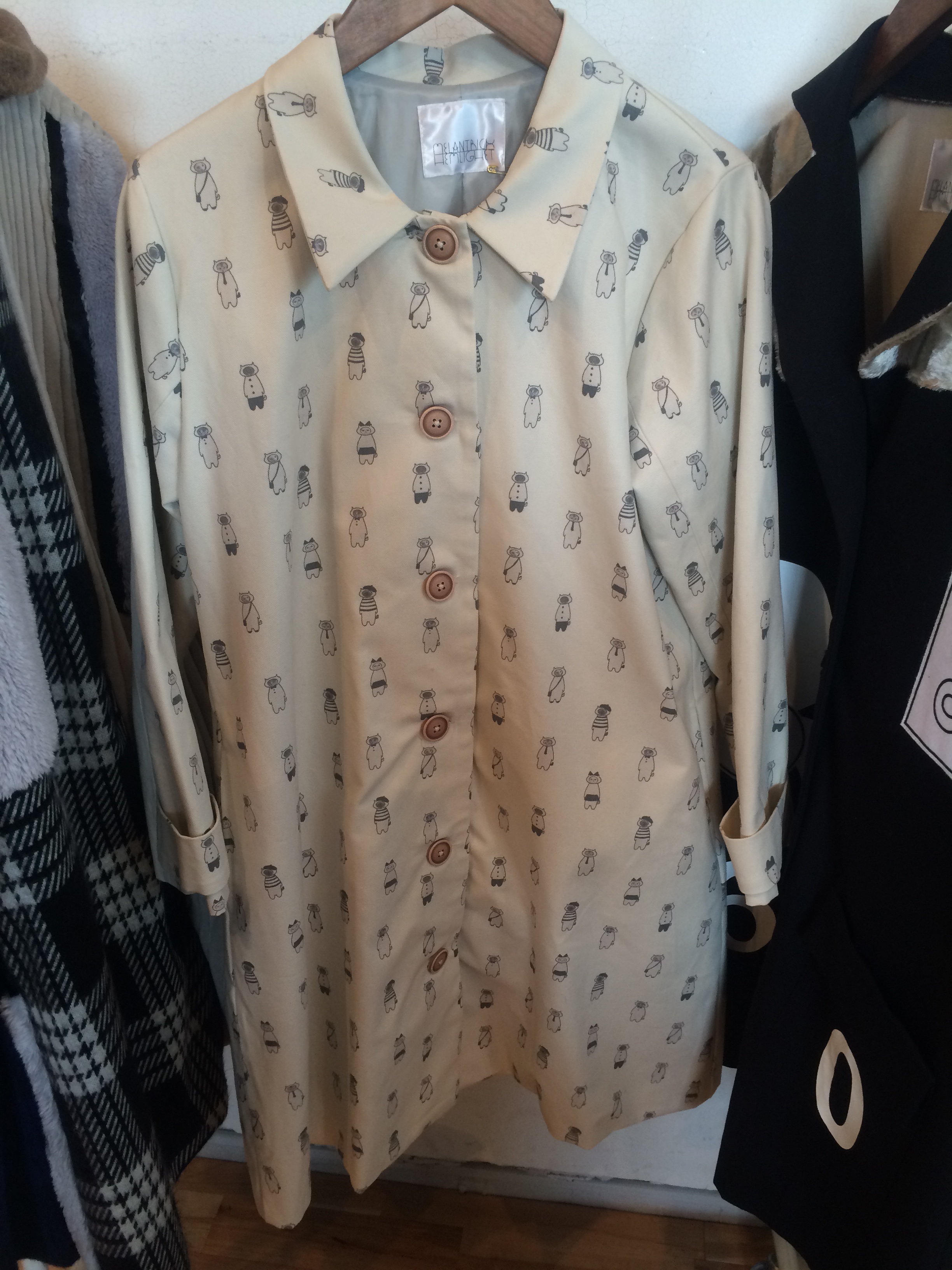 033-404 ぽっかり空いたまるに顔を入れた猫コート ベージュ 26,000＋税.