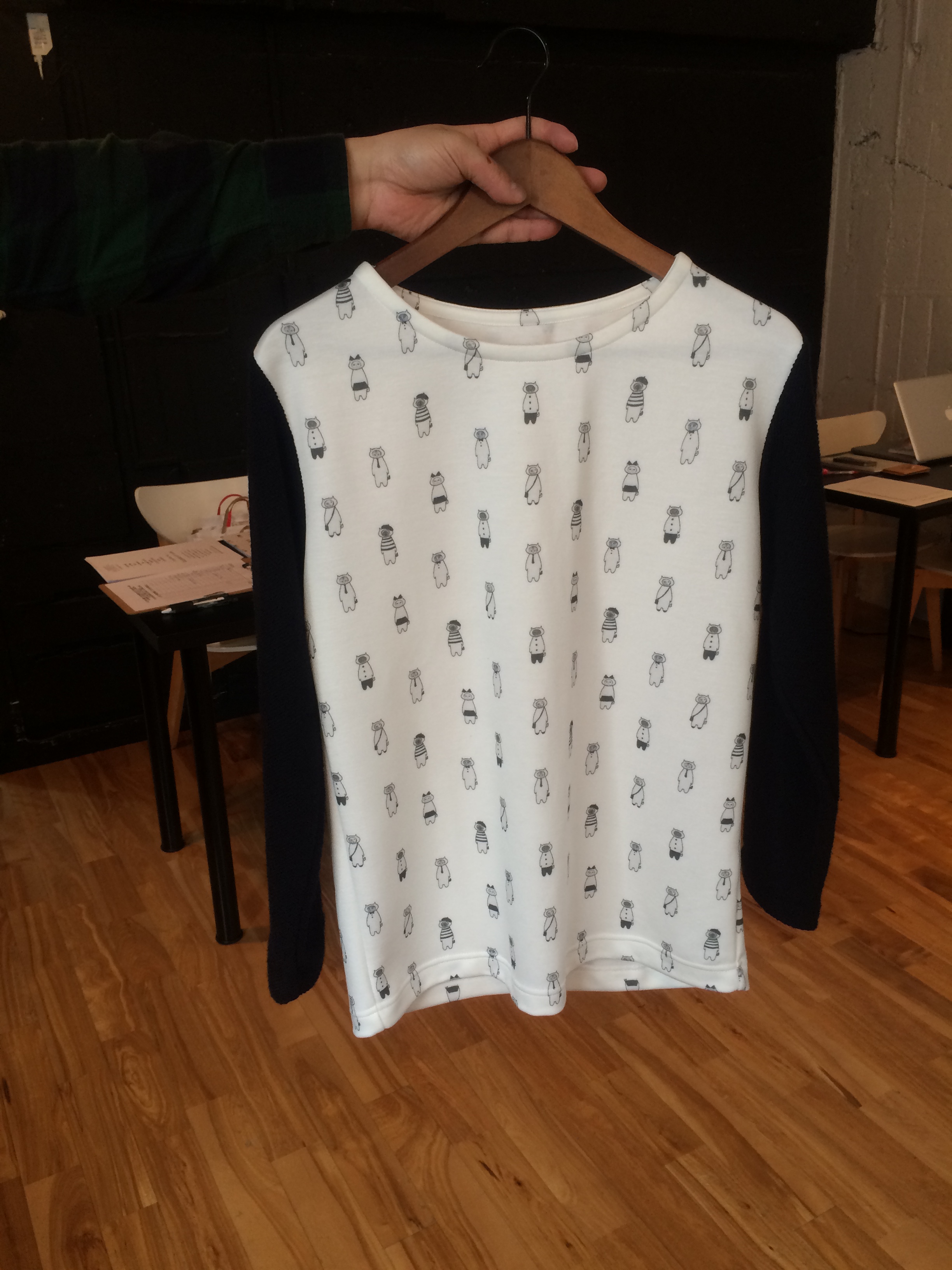 033-506 ぽっかり空いたまるに顔を入れた猫カットソー ブラック 13,000＋税