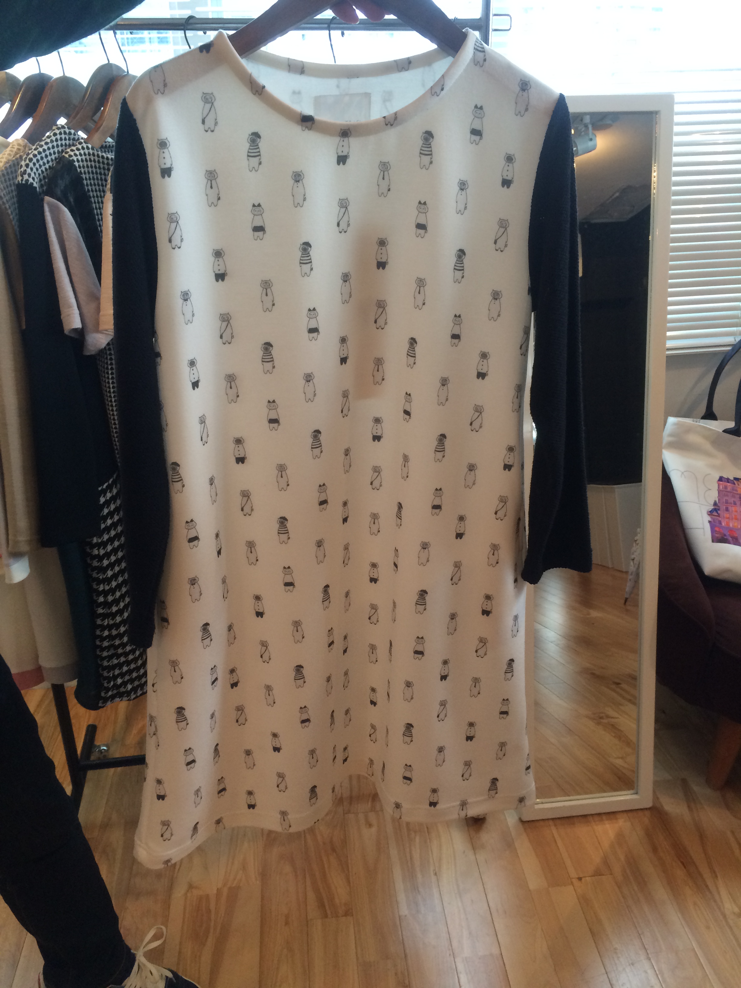 033-507 ぽっかり空いたまるに顔を入れた猫カットワンピース ブラック 18,000＋税