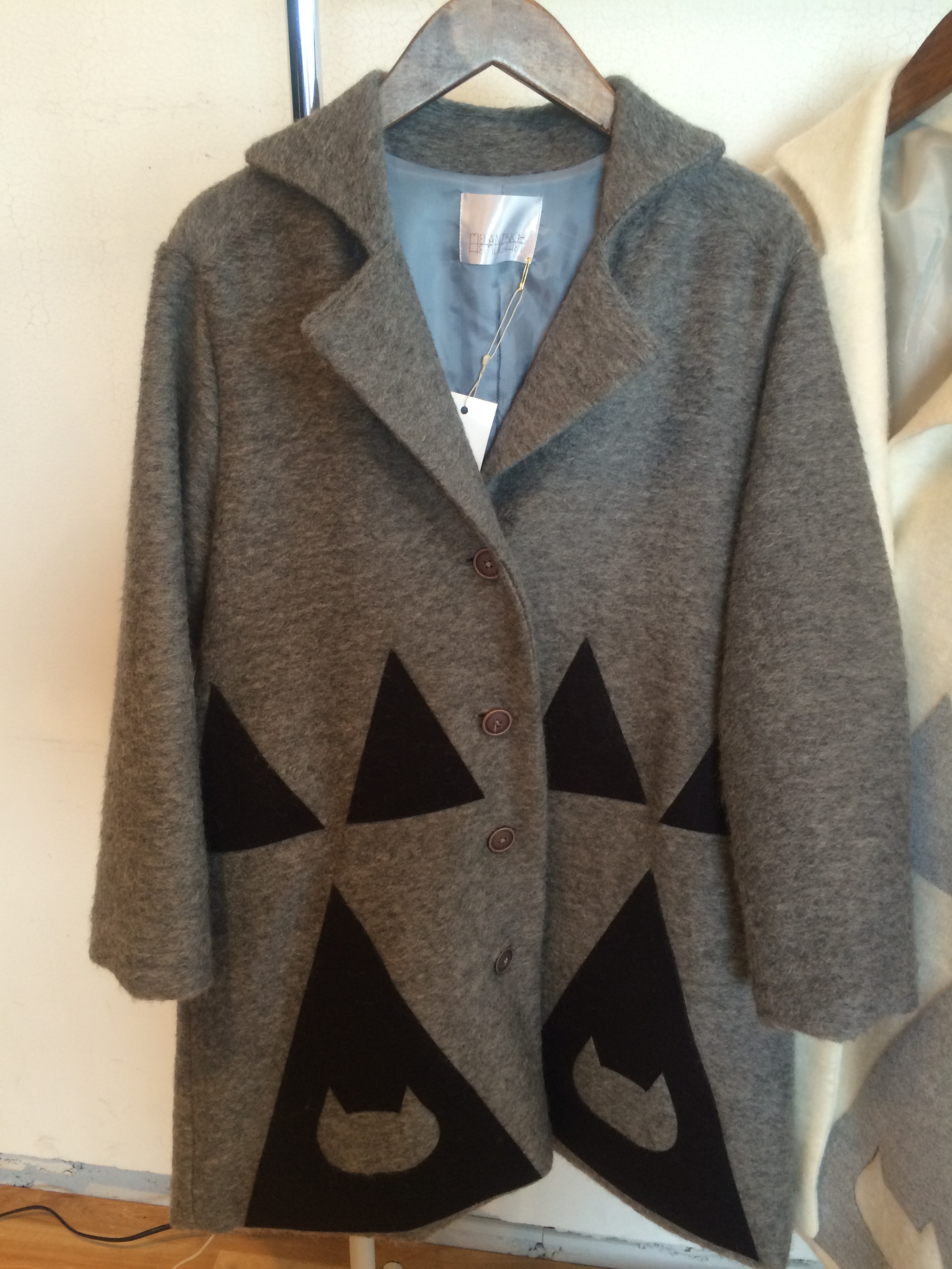 033-402 猫の三角地帯コート グレー 44,000＋税