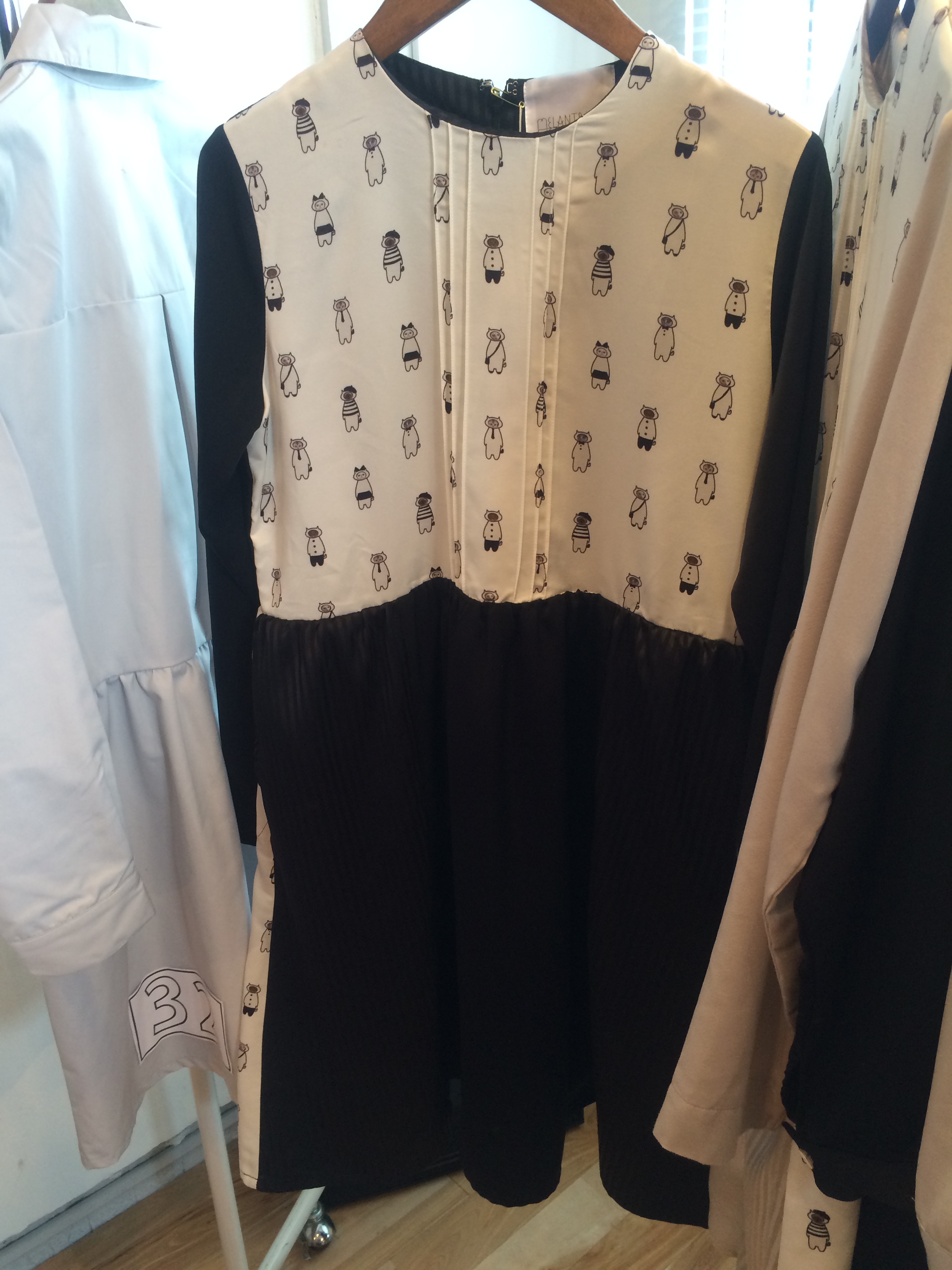 033-304 ぽっかり空いたまるに顔を入れた猫ワンピース ブラック 22,000+税