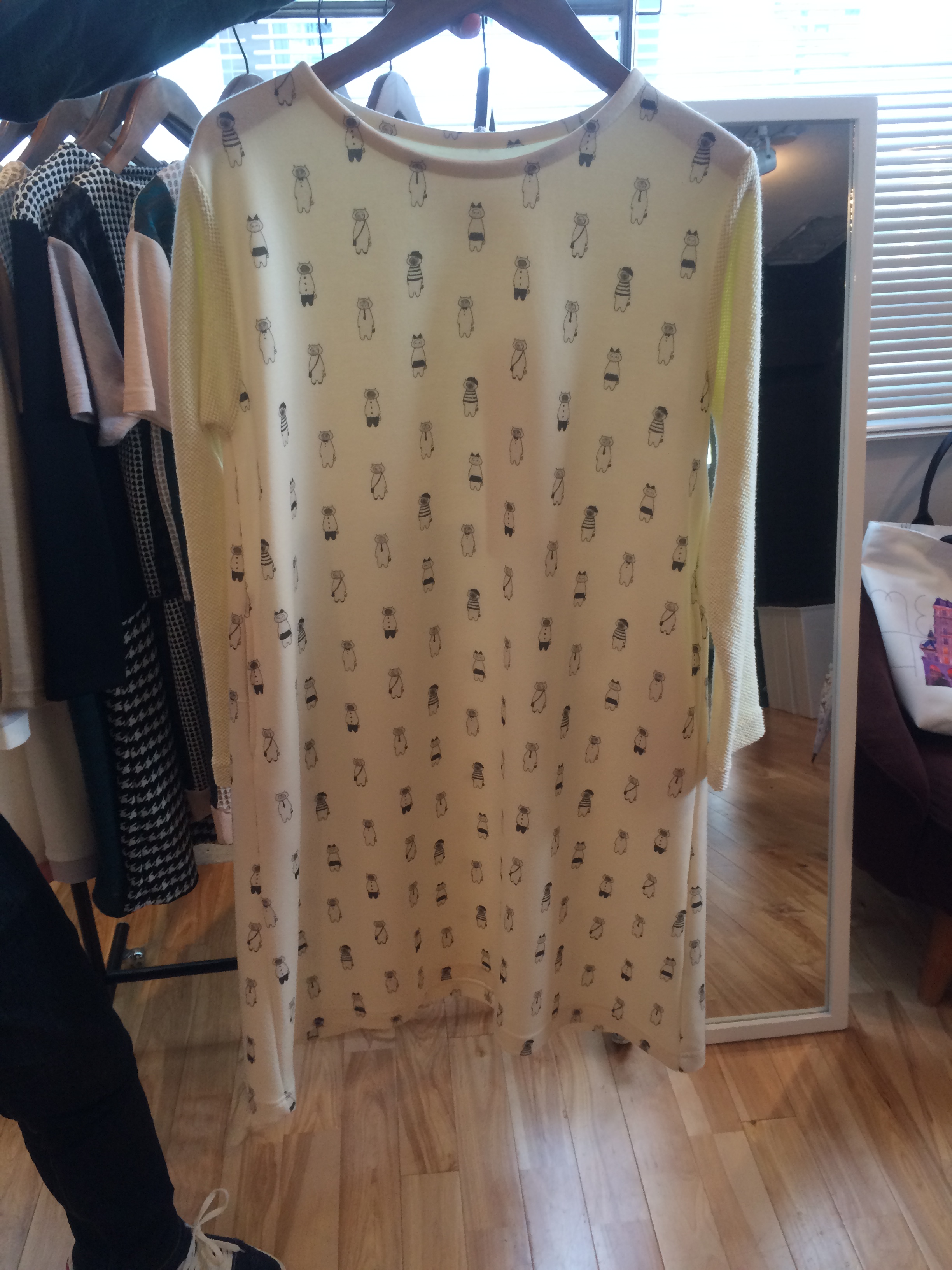 033-507 ぽっかり空いたまるに顔を入れた猫カットワンピース イエロー 18,000＋税