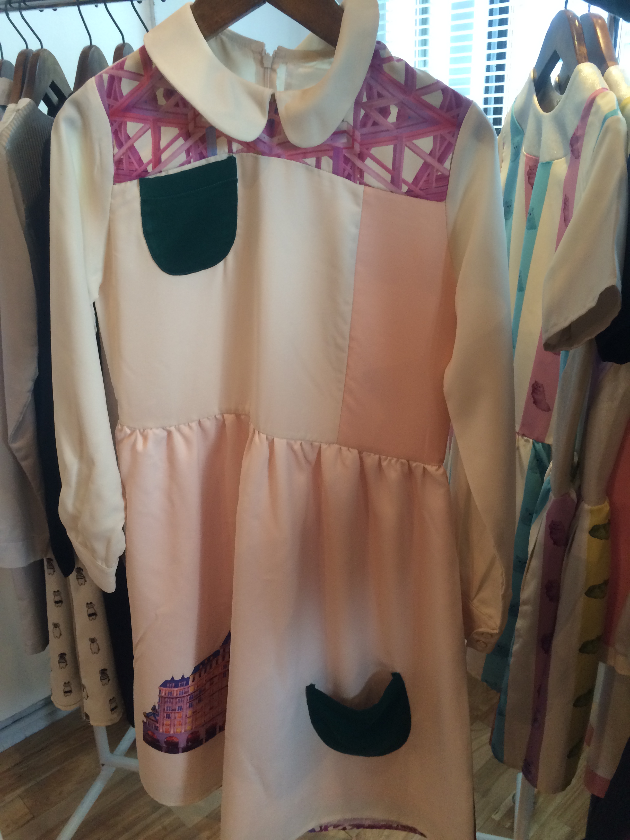 033-301 建築中ホテルワンピース グリーン 25,000＋税