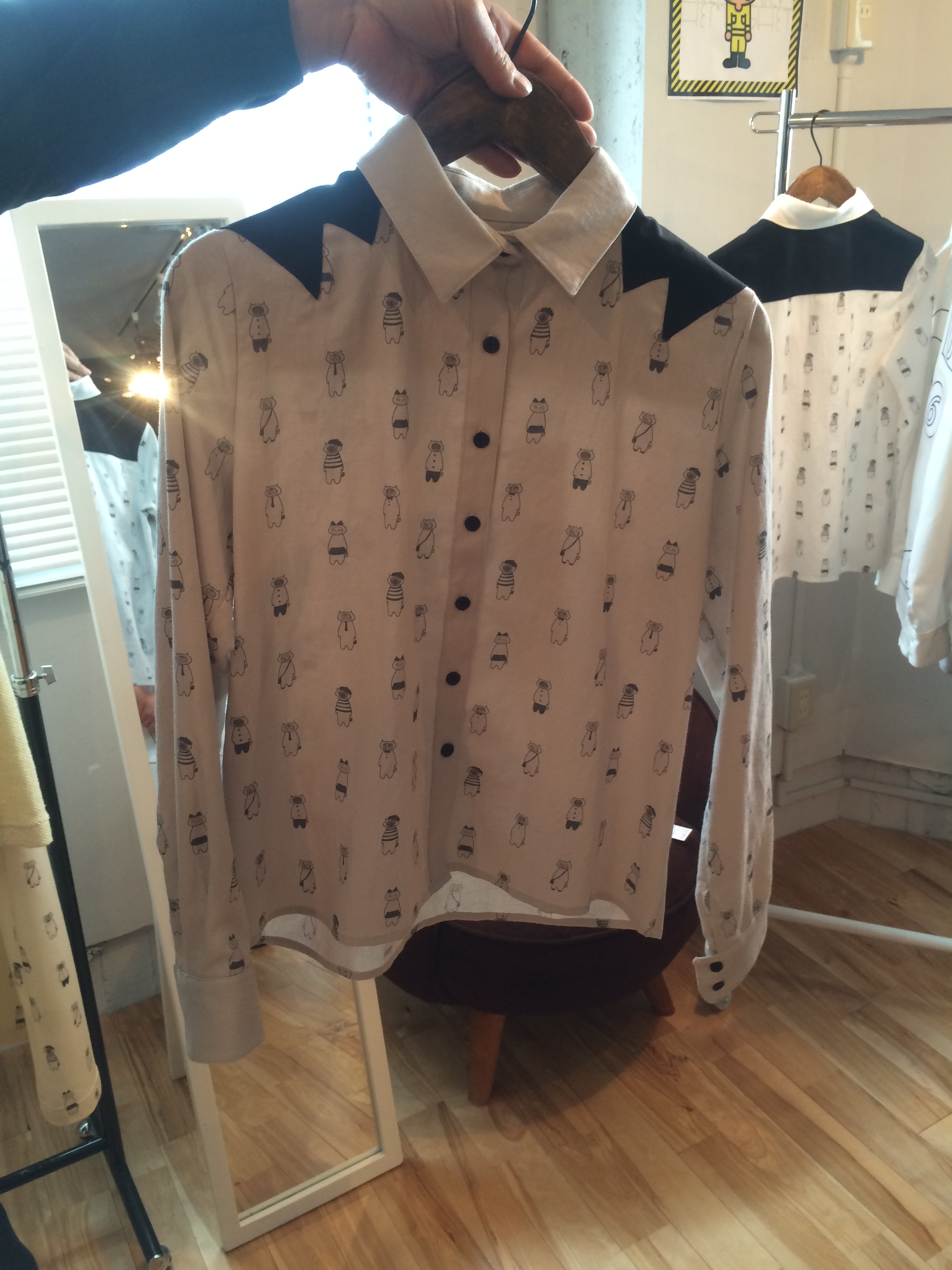 033-203 ぽっかり空いたまるに顔を入れた猫シャツ グレージュ 16,000+税