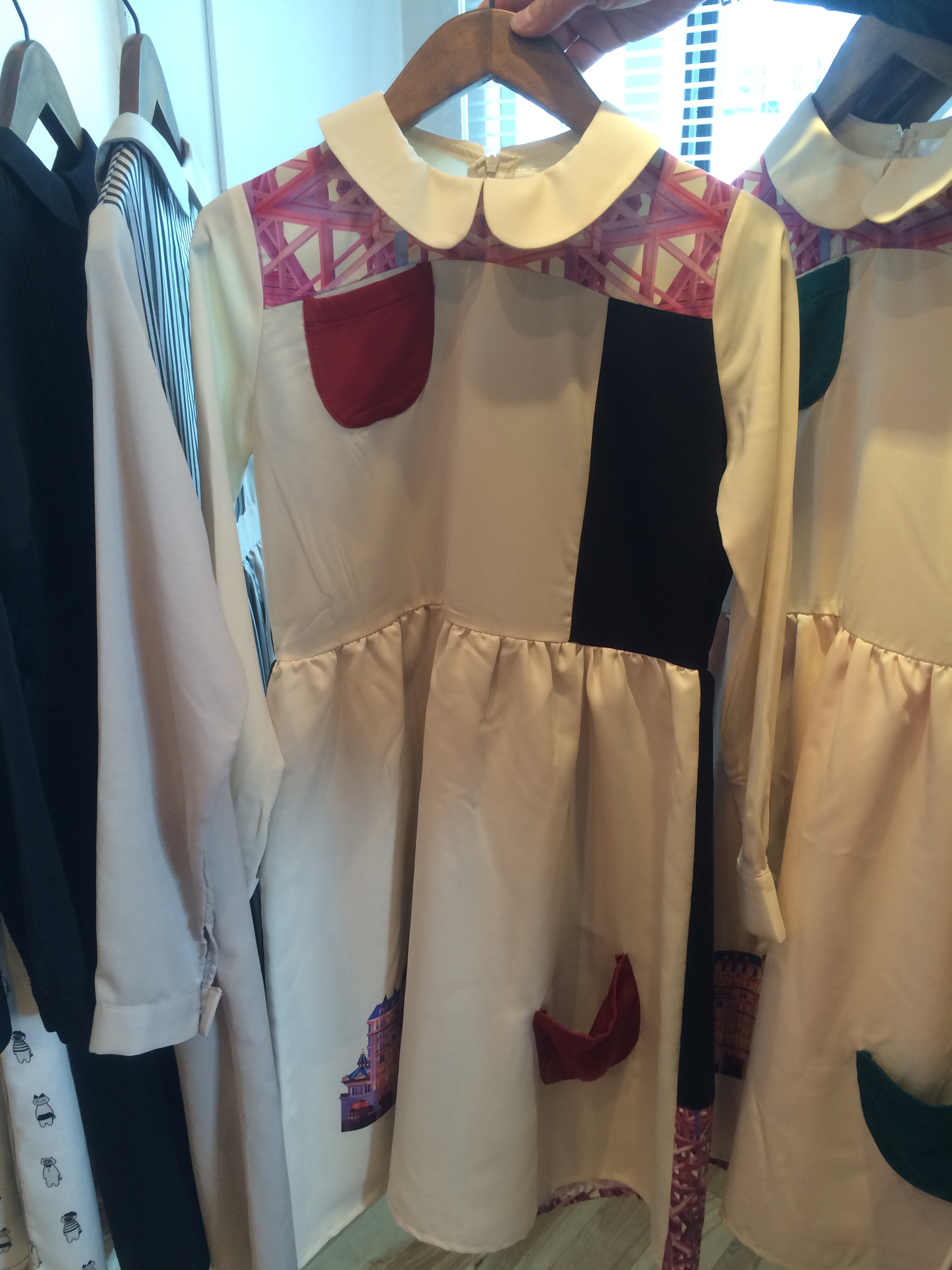 033-301 建築中ホテルワンピース レッド 25,000＋税