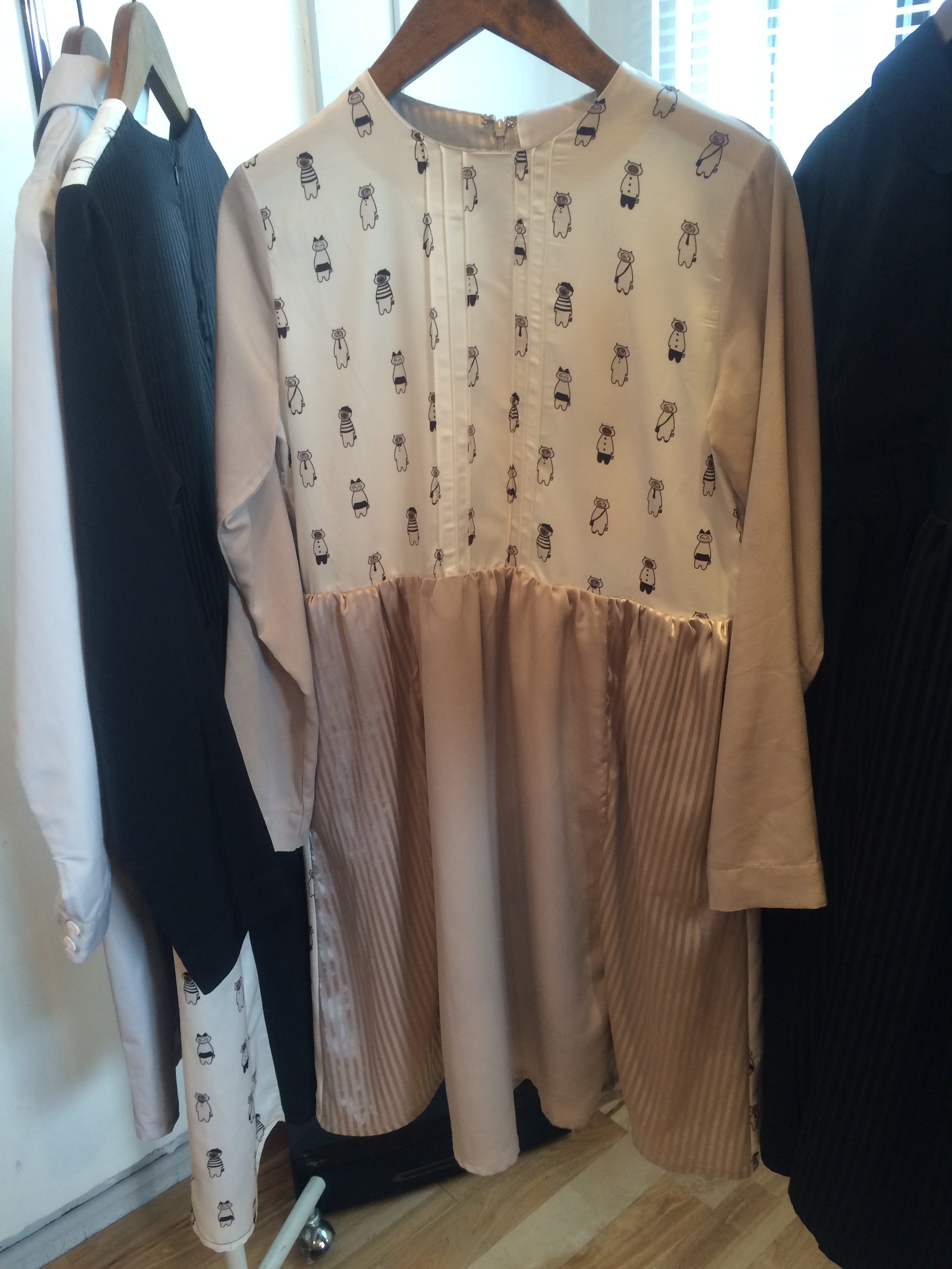 033-304 ぽっかり空いたまるに顔を入れた猫ワンピース グレー 22,000+税