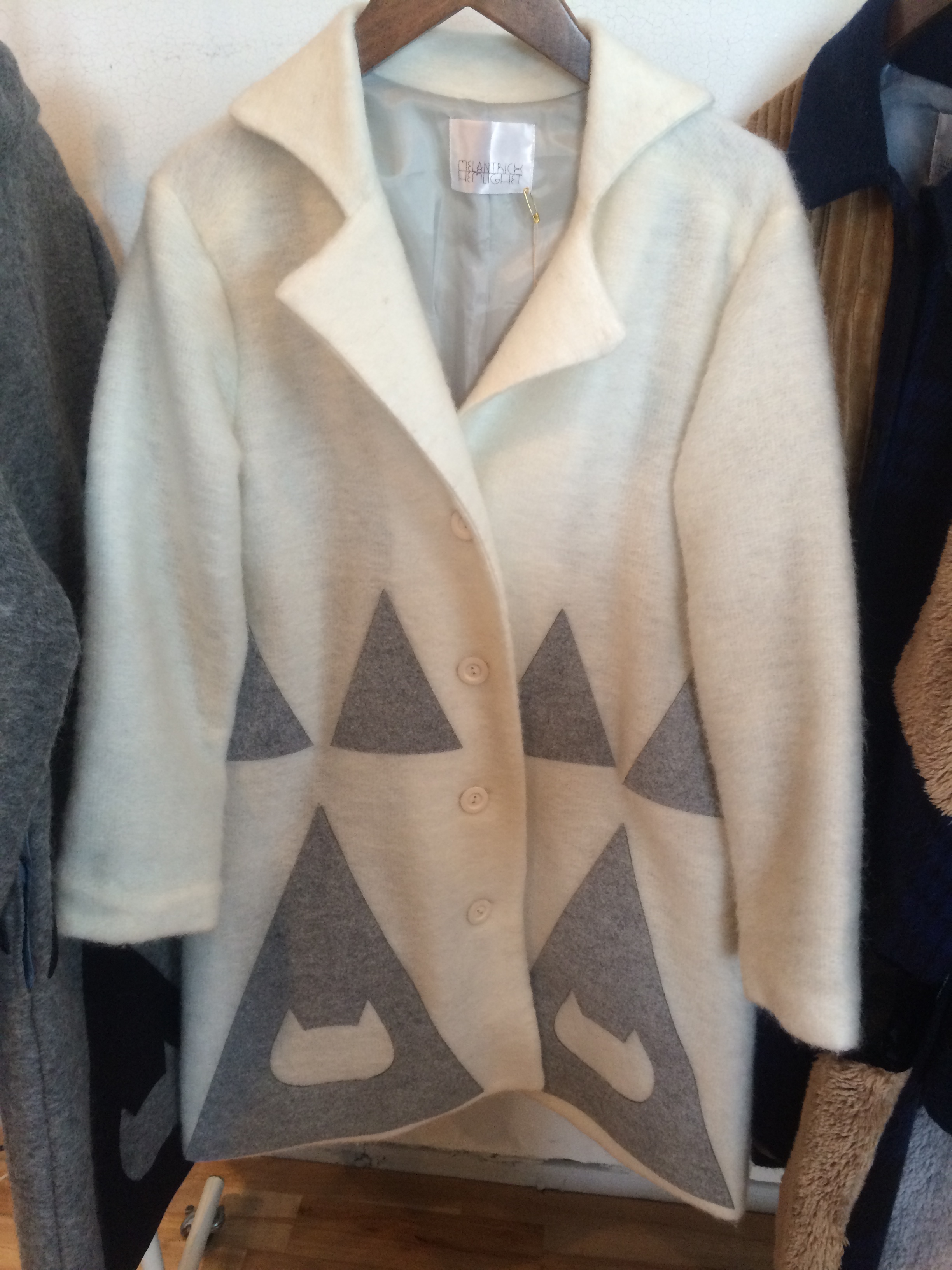 033-402 猫の三角地帯コート オフホワイト 44,000+税
