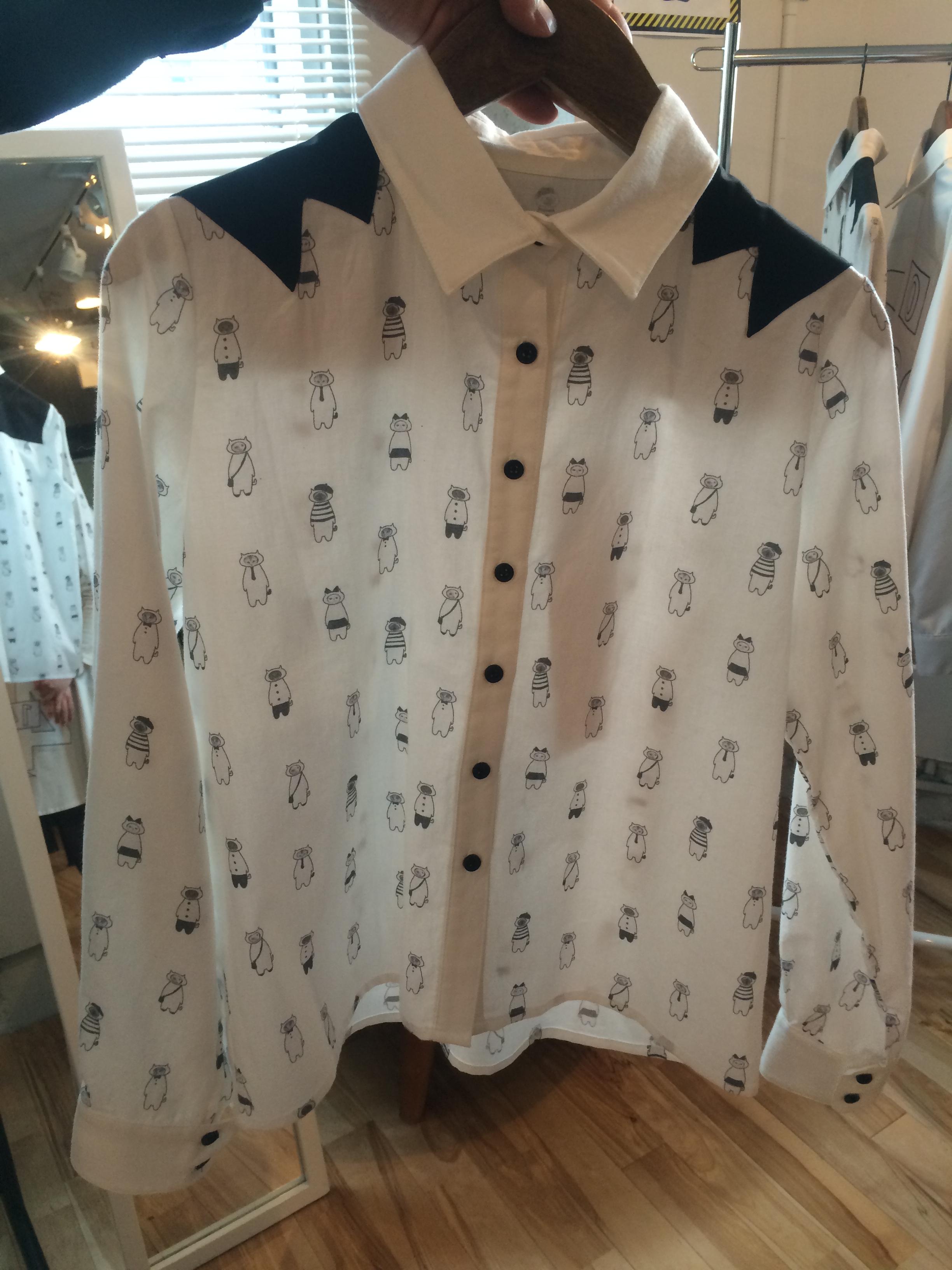 033-203 ぽっかり空いたまるに顔を入れた猫シャツ ホワイト 16,000+税