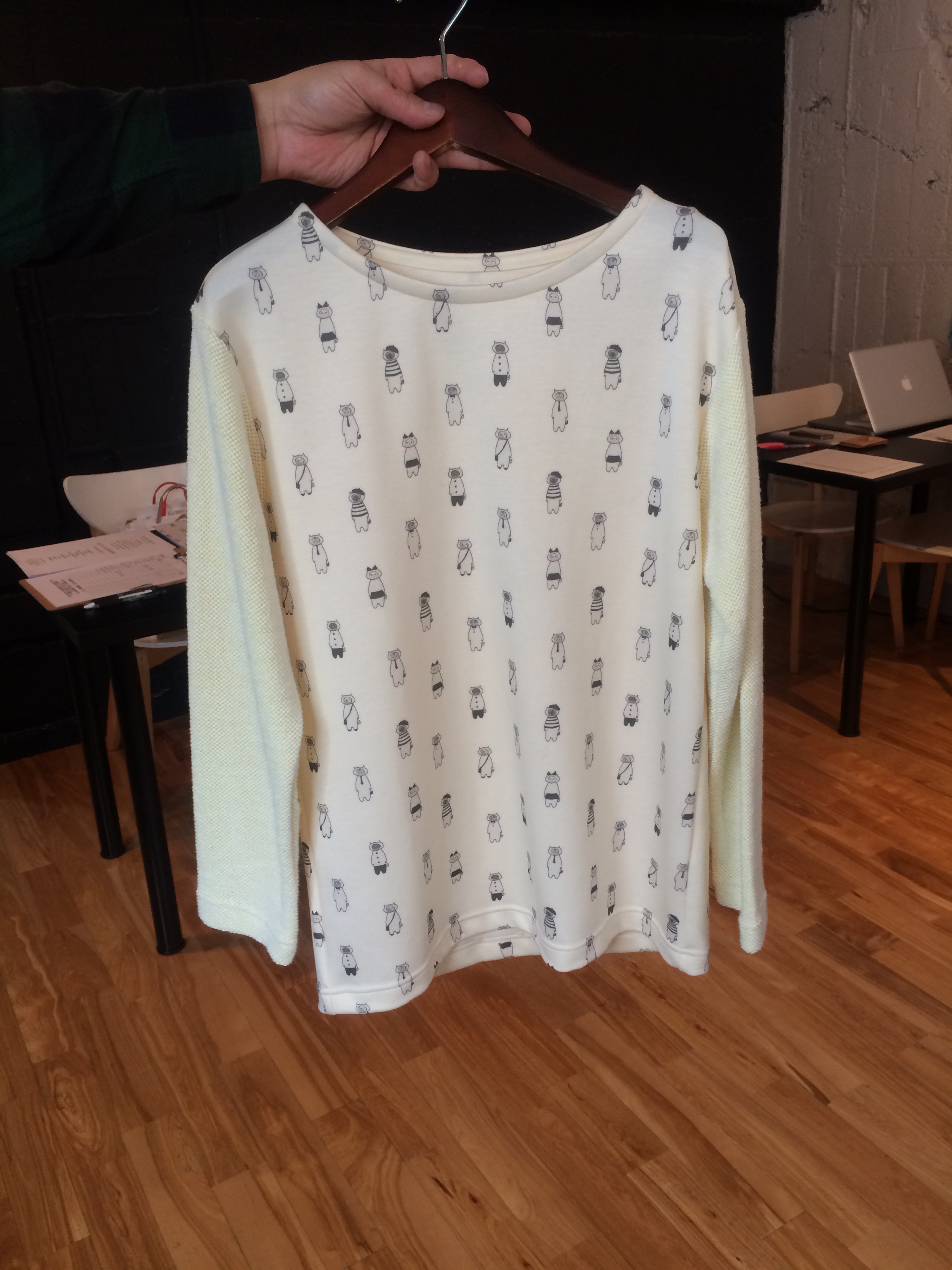 033-506 ぽっかり空いたまるに顔を入れた猫カットソー イエロー 13,000＋税