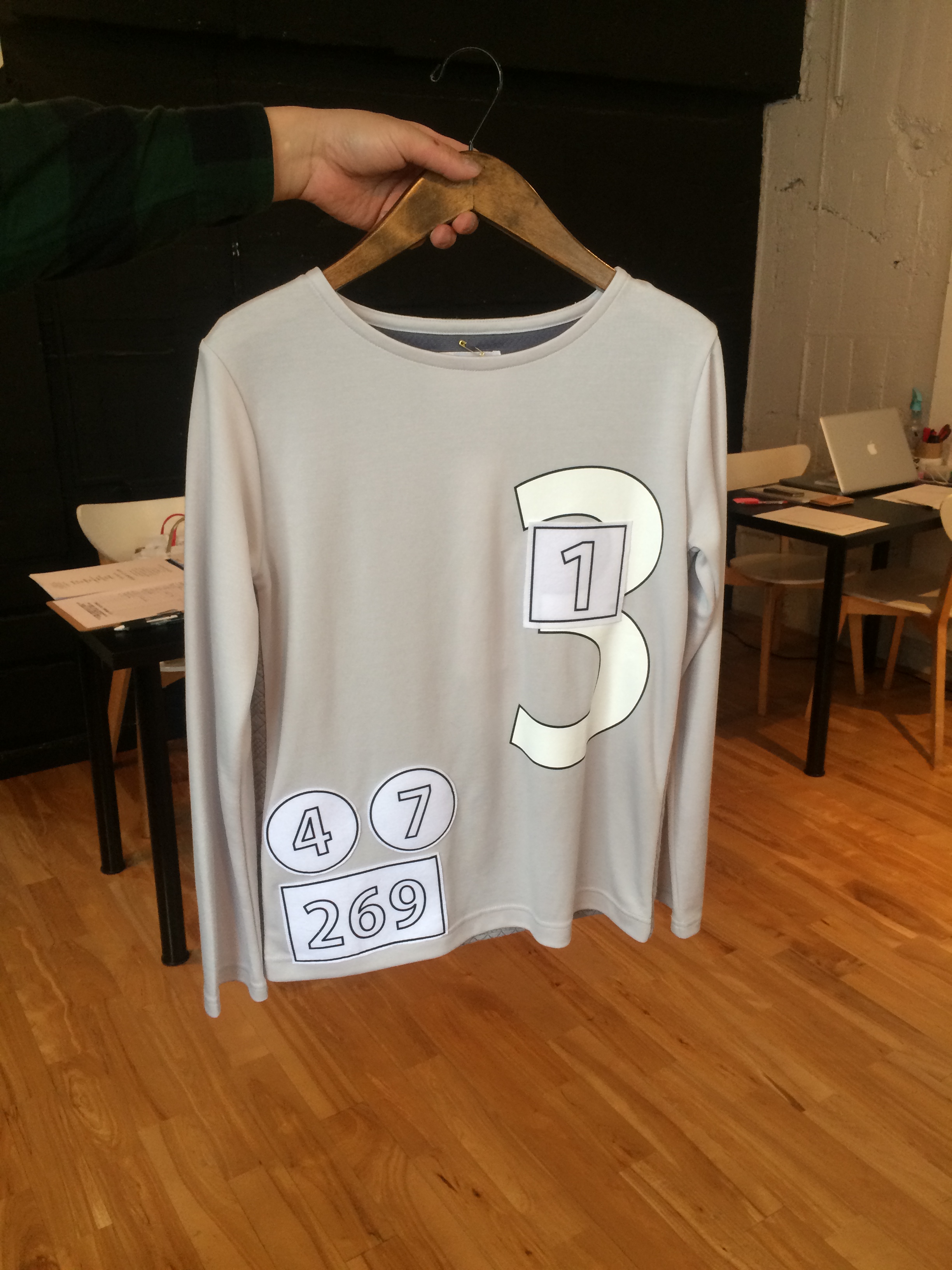 033-501 時間軸カットソー グレー 11,000＋税